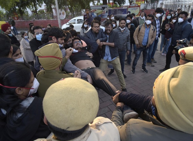 印度首都医生游行中遭警方粗暴对待 医疗协会呼吁暂停服务