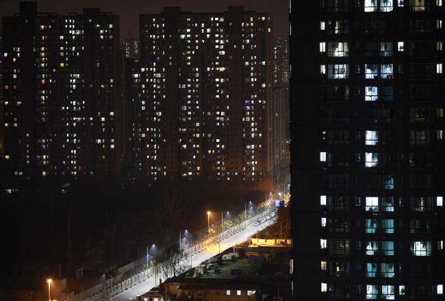 西安：市民居家抗疫 住宅楼灯光几近全亮