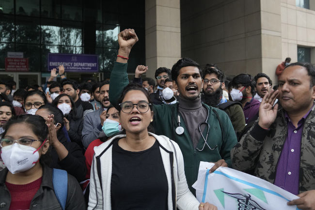 印度首都医生游行中遭警方粗暴对待 医疗协会呼吁暂停服务