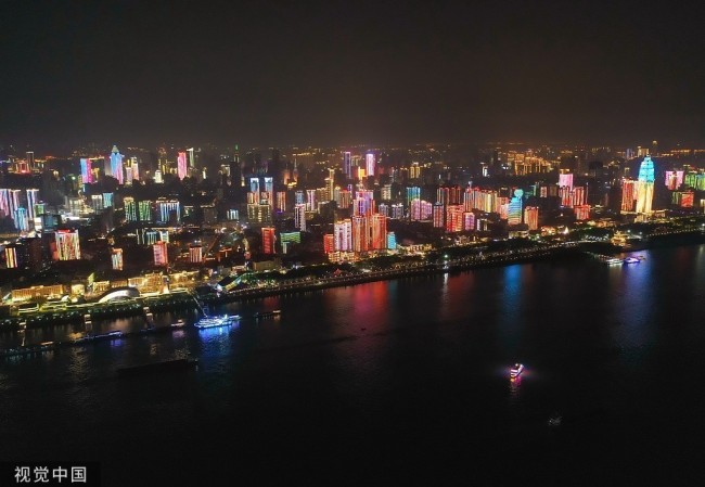2022年5月1日，武汉，“五一”劳动节主题长江灯光秀亮相。