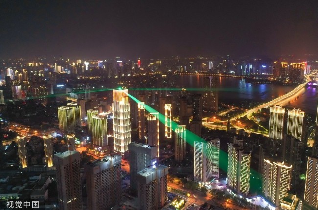 2022年5月1日，武汉，“五一”劳动节主题长江灯光秀亮相。