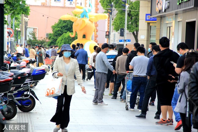 上海： “防范区”市民有序出行购物