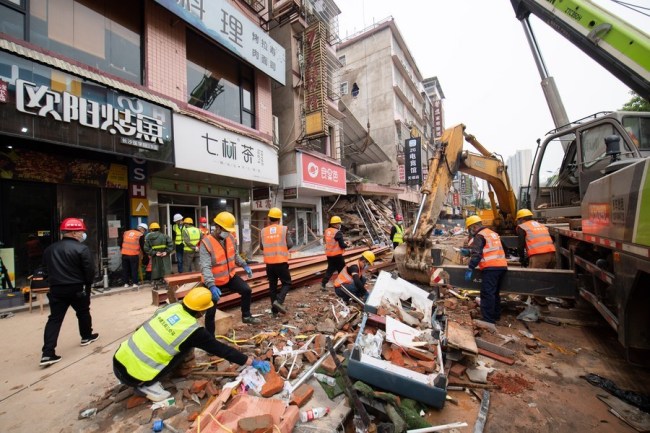 5月1日，救援人员在湖南长沙居民自建房倒塌事故现场进行救援。新华社记者陈思汗 摄