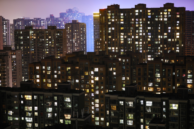 西安：市民居家抗疫住宅楼灯光几近全亮