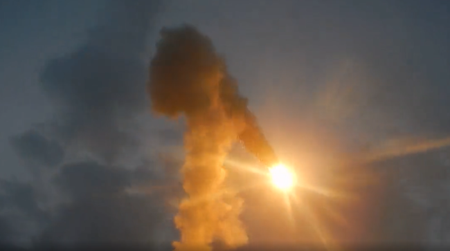 俄罗斯从克里米亚发射超音速导弹摧毁乌克兰燃料库爱阅读